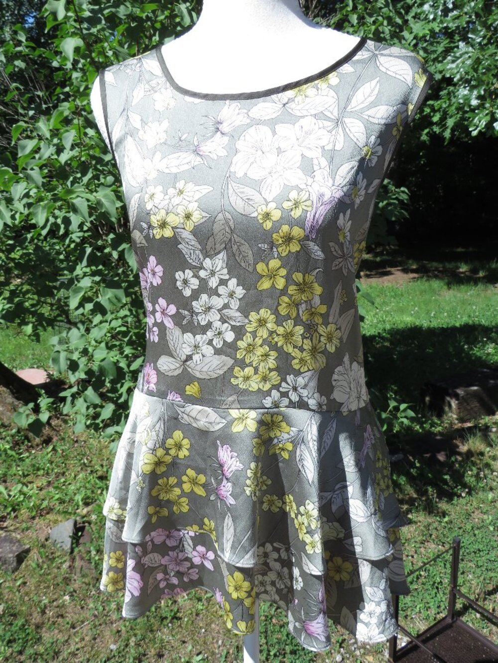 Vince Camuto Floral Tiered Tunic Top | Gray Yellow Pink Keyhole Sleeveless large